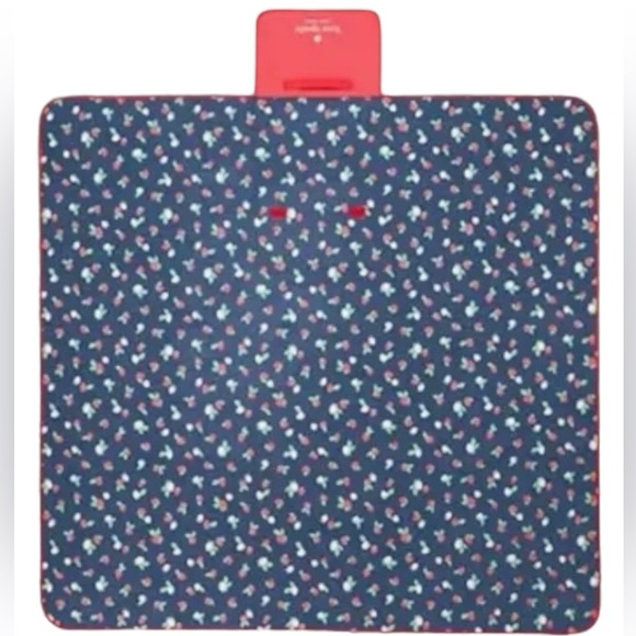 KATE SPADE NEW LARGE STRAWBERRY TOSS PACKABLE PICNIC BLANKET - Picture 3 of 6